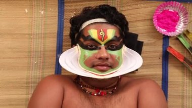 Kathakali dansçısı Chatai 'de yatıyor ve yukarı bakıyor.. 