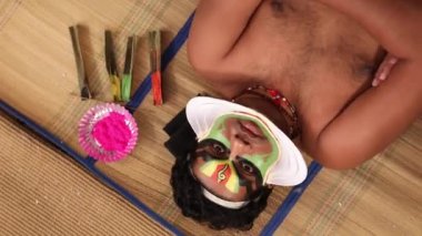 Kathakali dansçısı Chatai 'de yatıyor ve yukarı bakıyor.. 