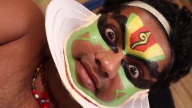 Bir Kathakali dansçısının Chatai 'de yatıp yukarı doğru baktığı yakın plan.. 