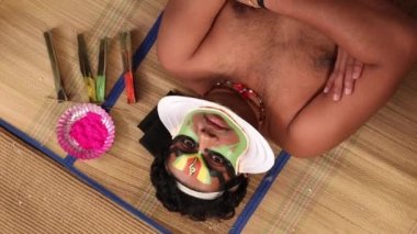 Kathakali dansçısı Chatai 'de yatıyor ve yukarı bakıyor.. 