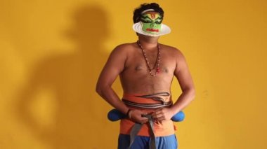 Kathakali dans gösterisi için kostümünü giymeye hazırlanıyor.. 