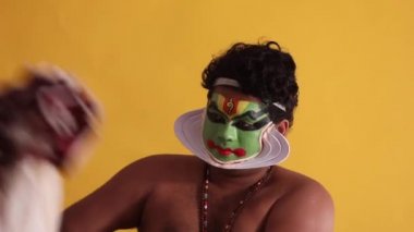 Kathakali dans gösterisi için kostümünü giyerken konuşuyor.. 