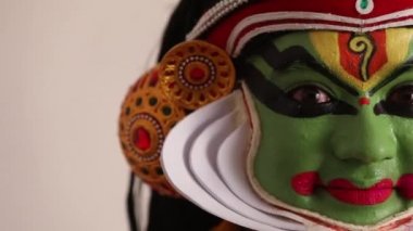 Kaşlarından Sringara 'yı temsil eden Kathakali dansçısına yaklaş..  