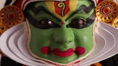 Kaşlarından Sringara 'yı temsil eden Kathakali dansçısına yaklaş..  