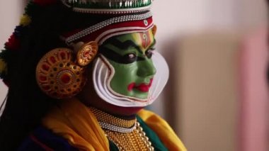 Gülümseyen bir kathakali dansçısına yaklaş.. 