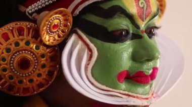 Kathakali dansçısına yaklaş ve gözleriyle ifade ver.. 