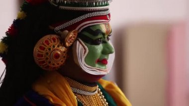 Gülümseyen bir kathakali dansçısına yaklaş.. 