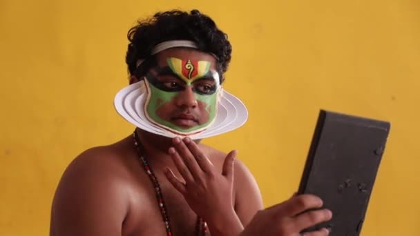 Bailarina Kathakali Comprobando Forma Chutty Espejo — Vídeo de stock