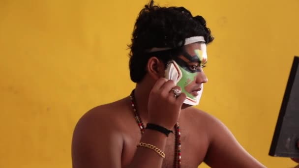 Kathakali Dançarina Verificando Forma Chutty Espelho — Vídeo de Stock