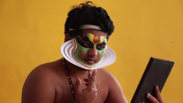 Kathakali Tänzerin Überprüft Spiegel Die Form Von Chutty — Stockvideo