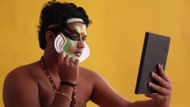 Kathakali Táncos Ellenőrzi Alakját Chutty Tükörben — Stock videók