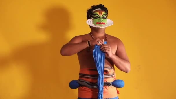 Kathakali Χορευτής Ετοιμάζεται Φορέσει Κοστούμι Του Για Την Παράσταση — Αρχείο Βίντεο