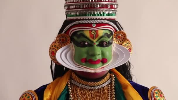 一个Kathakali舞蹈演员的近视 通过他的眼睛表达Sringara — 图库视频影像