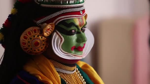 Primer Plano Una Bailarina Kathakali Sonriendo — Vídeos de Stock