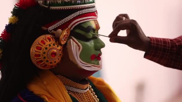 Катхакалі Танцюрист Дістає Останні Дотики Свого Гриму — стокове відео
