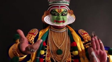 Kathakali dansçısı hareketleriyle kendini ifade ediyor.. 