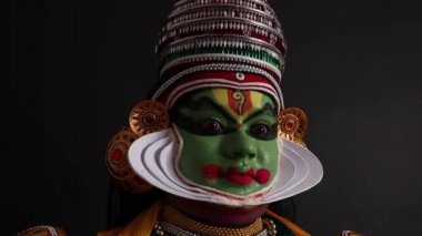 Kathakali dansçısı zarifçe ayakta duruyor.. 