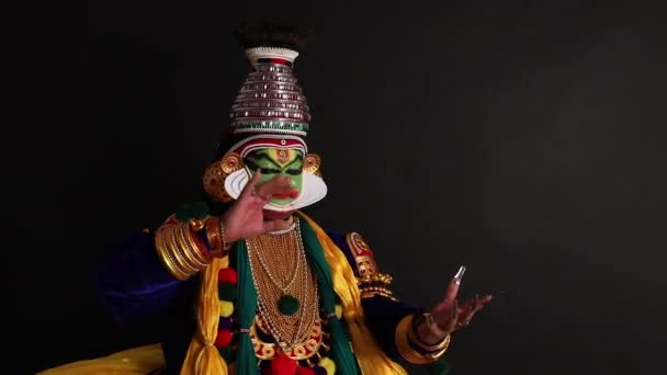 Kathakali Dansare Utför Handling Med Ögon Och Fingrar — Stockvideo