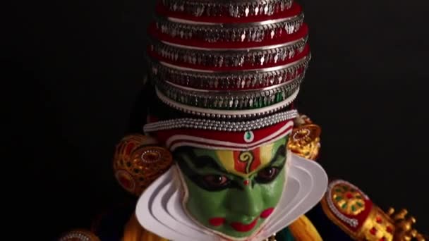 Катхакали Танцор Исполняющий Номер Глазами Пальцами — стоковое видео