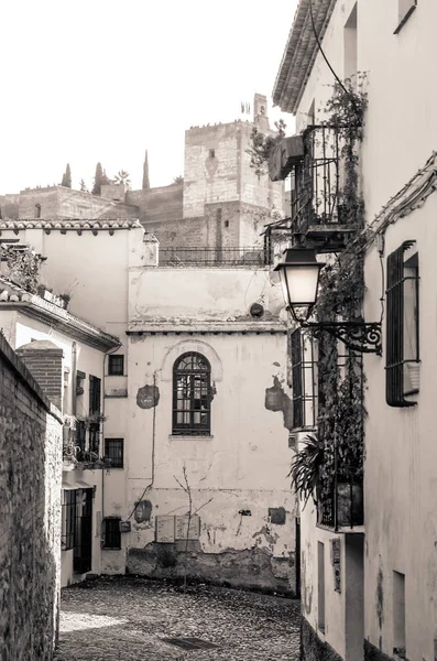 Calle Capellanes, uma rua antiga em Granada — Fotografia de Stock