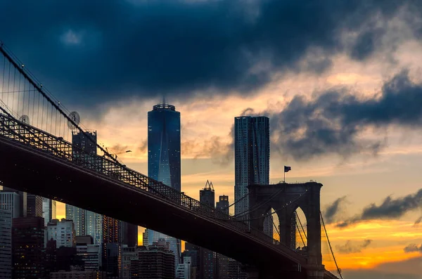 Закат над Бруклинским мостом — стоковое фото