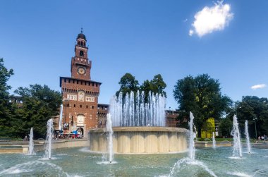 Milan, İtalya 'daki Sforza Kalesi' nin önündeki çeşme.