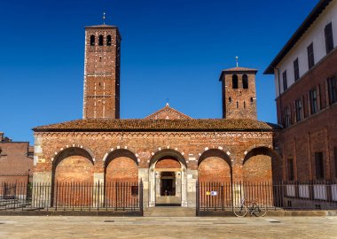 Milano 'daki Sant' Ambrogio Bazilikası 'nın ana cephesi