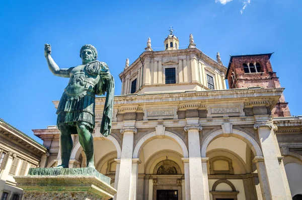 米兰圣洛伦佐大教堂的君士坦丁皇帝雕像 — 图库照片