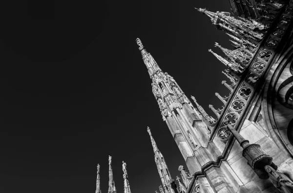 Spire Van Duomo Van Milaan Met Moderne Wolkenkrabbers Achtergrond — Stockfoto