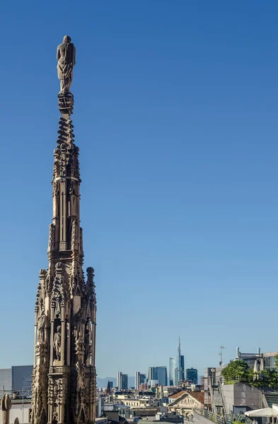 Guglia Del Duomo Milano Con Grattacieli Moderni Sullo Sfondo — Foto Stock