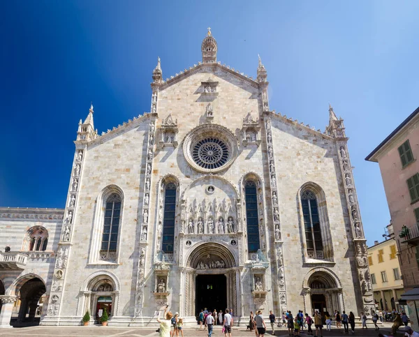 コモ大聖堂は一般的にイタリアで最後のゴシック様式の建物と考えられています ストック画像