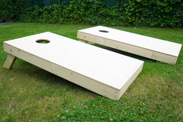 Cornhole Boards in tuin Rechtenvrije Stockfoto's