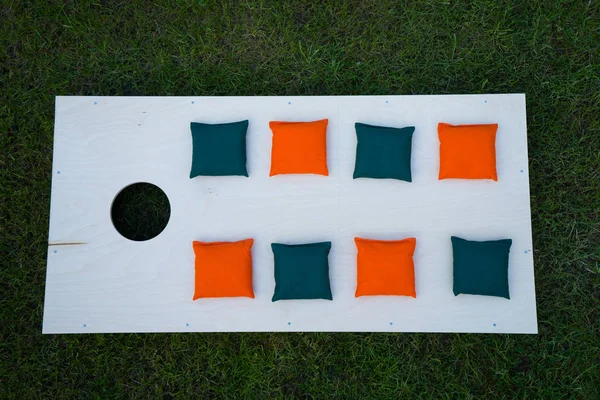 Cornhole Board Flat Lay com sacos de feijão na grama — Fotografia de Stock