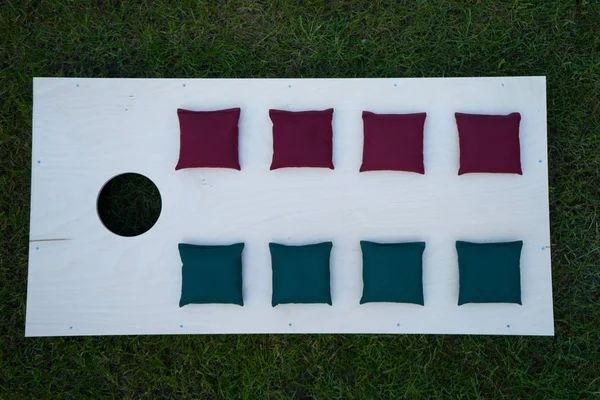 Cornhole Board Flat Lay com sacos de feijão na grama — Fotografia de Stock