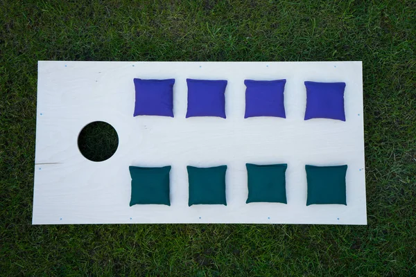 Cornhole kurulu düz Lay ile beanbags çimenlerin üzerinde — Stok fotoğraf