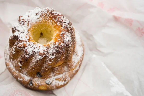 Beyaz arka planda Kugelhopf