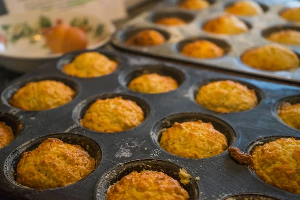 Çörek çörek teneke içinde — Stok fotoğraf