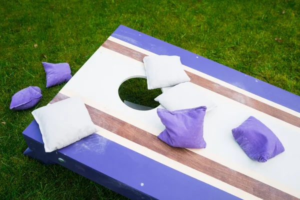 Cornhole Beanbag Tirar Tablero Juego Madera Fuera Hierba — Foto de Stock