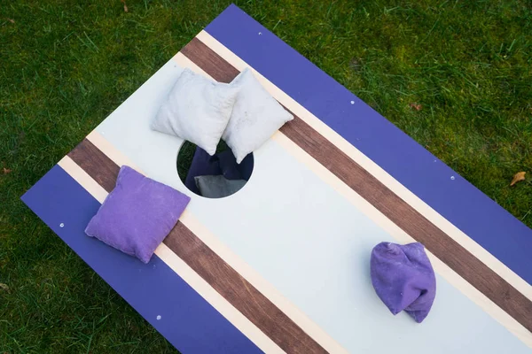 Cornhole Beanbag 던지기 잔디에 — 스톡 사진