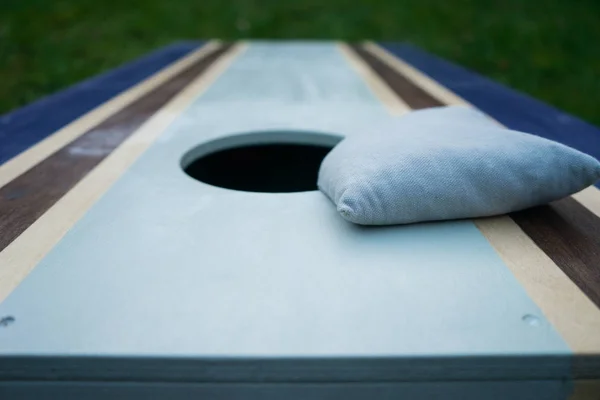 Cornhole Beanbag Εκτίναξη Ξύλινο Επιτραπέζιο Παιχνίδι Έξω Στο Γρασίδι — Φωτογραφία Αρχείου