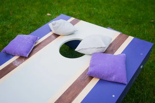 Cornhole Beanbag Tirar Tablero Juego Madera Fuera Hierba Fotos De Stock