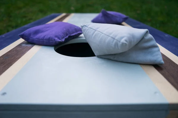 Cornhole Beanbag Toss Spelet Träskiva Utanför Gräs Stockfoto