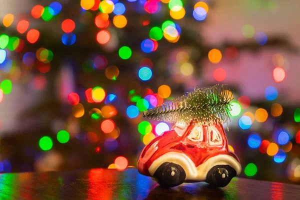 Миниатюрный Красный Автомобиль Украшение Проведения Рождественская Елка Деревянный Стол Красочными — стоковое фото