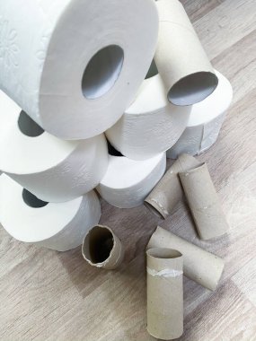 Boş ve dolu tuvalet kağıdı yığınları
