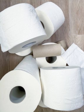 Boş ve dolu tuvalet kağıdı yığınları