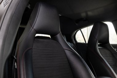 Ön koltuklara yakın plan siyah deri süslemeli, ben...