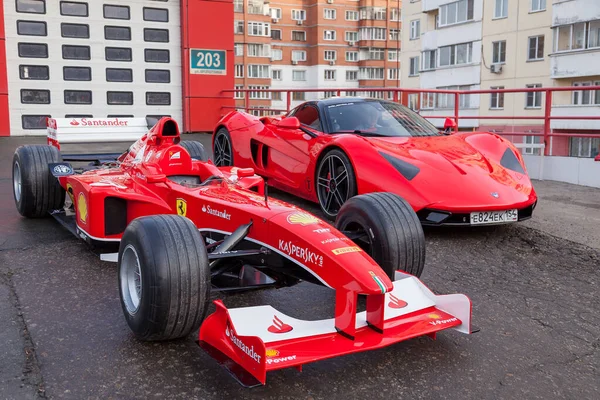 Dois carros esportivos de corrida Ferrari vermelho para Fórmula 1 e Marrusia B1 — Fotografia de Stock