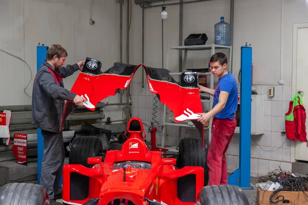 El proceso de reparación y restauración de un Ferrari rojo Fórmula 1 c — Foto de Stock