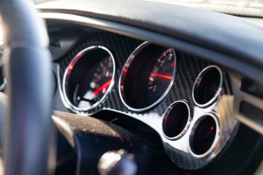 Kırmızı okları ve karbonhidratı olan arabanın gösterge paneli.