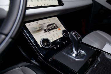 İklim kontrolü ve süspansiyonlu gösterge panelinin iç görünümü